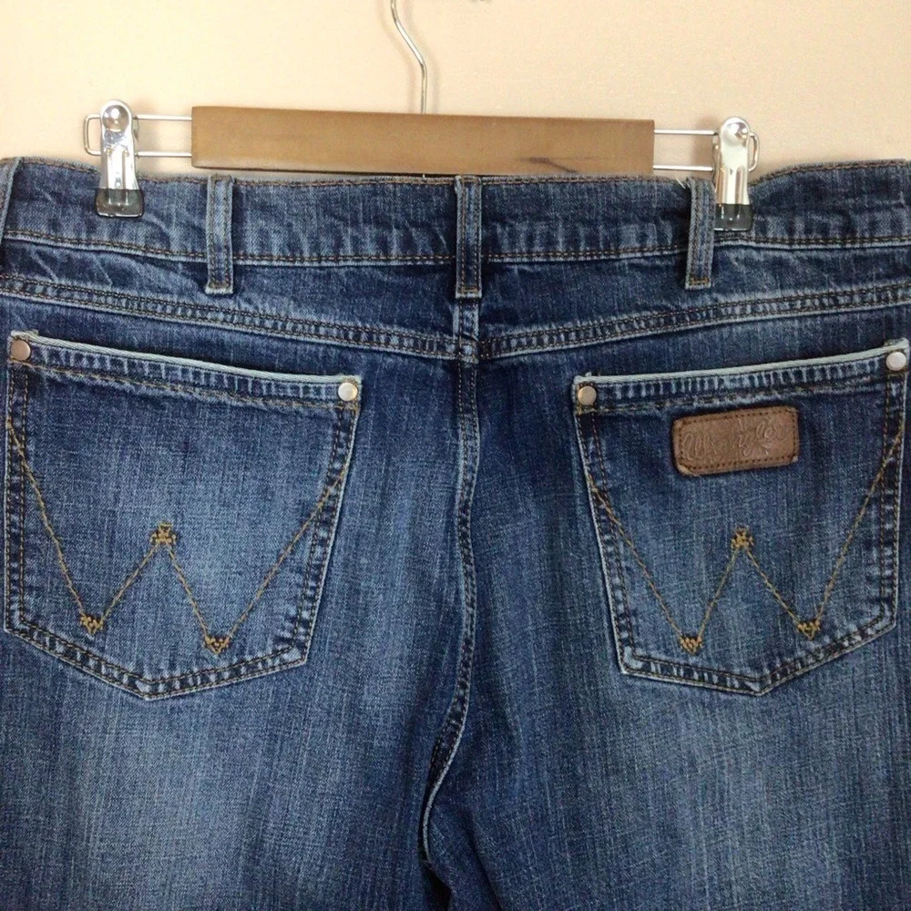 Mens Wrangler Blue Relaxed Boot Jeans Classic Style Size 36/32